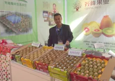 Loo Wenpoo at Shangxi Qifeng Fruit Industry with a selection of kiwi fruit.