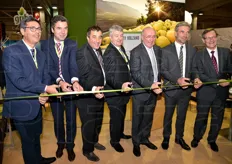 The ribbon-cutting ceremony in front of local and European authorities. Among them, Arnold Schuler, regional councillor for agriculture in Alto Adige, Reinhold Marsoner, direcotr of Fiera Bolzano, Georg Kössler, chairman of Consorzio Mela dell'Alto Adige, the Mayor of Bolzano Luigi Spagnolli and MEP and chairman of the Environmental Commission prof. Giovanni La Via, accompanied by colleague Herbert Dorfmann.