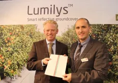 Nico Roose (sales manager) and Jan Terras (product market manager) from Beaulieu Technical Textiles. The company presented its Lumilys reflective film, creared to improve the colouring of apples in the lower branches.