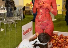 A body painting performance took place at the Evelina apple stand.