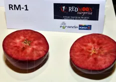 In collaboraiton with Kiku, Escande presented RedMoon Surprise red flesh apples.