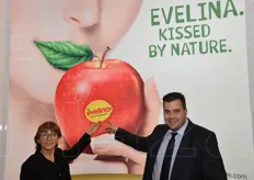 Barbara Arioli from the Cernuto agency, Pizzigoni & Partners and Arno Überbacher, director of Evelina Srl pointing at the apple’s sticker.