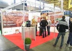 Dirk Garos ofRestrain Company in conversation at the stand. During the fair many people passed by at the stand.