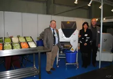 Harrie Kessels and Jan and Evie Jegerings of Jegerings. There was much interest in the belt cutting machine BCM 1650.