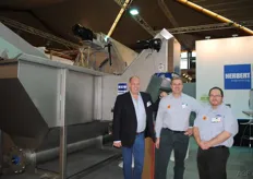 Mark Verschuren, Adrian Head and Glen Burt Herbert Engineering. They also had an innovation on the stand. This renewed washingmachine for potatoes and carrots for example. The new thing is that the largest dirt, such as, floating substances, is removed from the water.