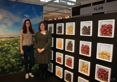 Kaat de Raedt with Evy de Kock of VLAM with the various potato varieties. At the VLAM stand, people could like the Patat&Co Facebook page, with a chance to win a tablet.