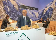 A wintery atmospher at Binst. The new Mont Blanc variety was presented, with a matching background, of course. Pictured is Stefaan Delmeire. The Mont Blanc variety has very good chip qualities, scoring high when it comes to resistence levels to nematode.
