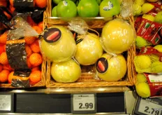 Pomelos in plastic with a sisal rope and information about the product.
