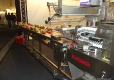 The P325E-F1 a trayless apple packing machine from RedPack