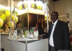 Allan Simiyu with beans, avocados and mangoes from Kenya.