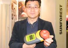 Director Jay Whang of SunForest (South Korea), one of the leading company in the field of non-destructive measurement of fruits’ maturity and sweetness, and has successfully supplied numerous installations of non-destructive sorting systems to various fruit farms.