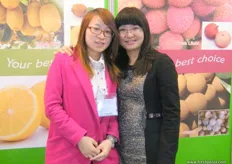 Vickie with little sister Anna of Xiamen Bona (China), recognized around China as a professional fresh fruit and vegetable supplier. Products include honey pomelo, mandarin, tangerine, navel orange and fresh carrots.