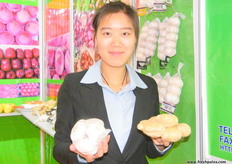 Amy Zhang of Jining Fuyuan Fruits and Vegetables (China), products are exported to America, Europe, Africa, and Asia. Main products are apple, pear, ginger and garlic.