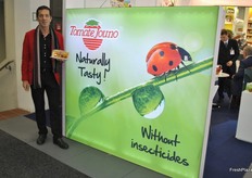 Christian Jouno introduces a new packaging for the tomatoes. Blacklove tomatoes and Greendélice respectively a Chocolat coloured cherry baby plum and a green cocktail tomato