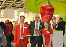 Jan Doldersum promotes with the help of two assistants the new variety Sweet Palermo