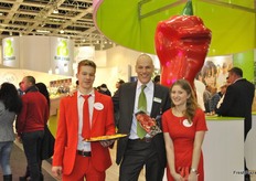 Jan Doldersum promotes with the help of two assistants the new variety Sweet Palermo