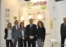 The whole team of Perlim, a French company specialised in apples, posing