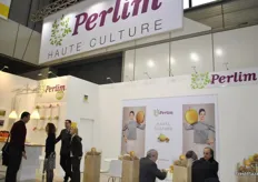 An overview of the booth of Perlim with photo of an oversized apple and walnut or a minimized woman