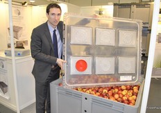 Benoit Janny from Janny MT promote new transparent lids on their bins. It was upon request of the customer, that they could see the product, hat Janny MT made it.