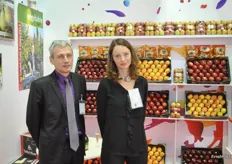 Jean-Michel Chanas from Métrl Fruits and Laur Loise from S.N. Comptoir Rhodanien, promotes summer fruit, soft fruit and apples