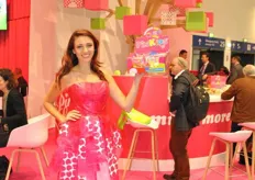 Miss France 2012 Delphine Wespiser is Miss Pinklady 2015. Pinklady introduced the new PinKids. A small bag with slices of Pinklady apple.