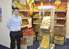 Cédric Leite of Mouneyrac , located in Rungis, is only working with premium apples. They have now a new box (right of him), specially for far destinations.