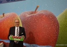 Managing Director Frank Döscher of Elbe-Obst Vertriebsgesellschaft mbH was happy to present his products at the exhibition. Elbe-Obst consists of Erzeugerorganisation r.V., the Vertriebsgesellschaft mbH and the Fruchtverarbeitung mbH. Together they supply the food retailing, manufacturing industry, export markets and the convenience sector.