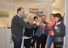 The representatives of Fa. Johann Koch e.K. and the Deutsche Kartoffelhandeslverband e.V. toasted a successful exhibition.