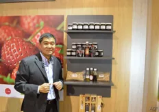 "Jaikeun Jacksonijn presents his pomegranate products: jam, vinegar and juice. "The products contain only pomegranate, we don't add any other substances. They're healthy products for a fair price."