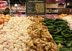 Big display of garlic and ginger for hand selection.