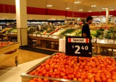 Matteo Freddi also visited a Coles store located in a seaside town south of Melbourne. The fresh produce section is wide, bright, clean and not crowded.