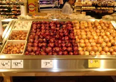As for onions, things in Australia are simpler than over here - they are either red or golden and sold loose or in 1kg nets (private labels). White onions and shallot are not very popular and are only available in small quantities. Australian garlic looks terrible and is very expensive.