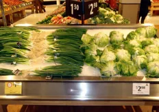 A layer of ice is placed under fresh vegetables and a plastic film is put in between to avoid direct contact, just like in the USA.