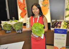 Sarah Pau proudly presents the living lettuce of Pure Flavor.