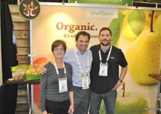 Deidre Smyrnos (Viva Tierra), Rodrigo Del Sante Lira (Greenvic from Chile) and PaulMcCaffrey (VivaTierra) promoting mainly their organic pears from Argentina and Chile.