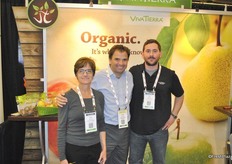 Deidre Smyrnos (Viva Tierra), Rodrigo Del Sante Lira (Greenvic from Chile) and PaulMcCaffrey (VivaTierra) promoting mainly their organic pears from Argentina and Chile.