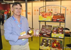 Laurent LeClinche from Savéol shows the snack tomatoes in a shaker and the new exotique line with 2 colours: yellow and brown.