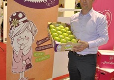 Philippe Jean from Cofruid’oc holds a box of Tasty Granny. This Granny Smith is sweeter than the standard.