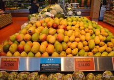 Red mangos and yellow mangos