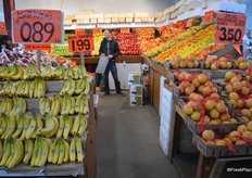 This stand offers a large selection of citrus fruit.