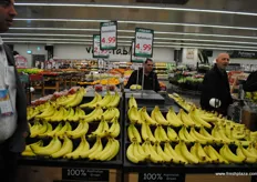 Bananas selling for 4.99 AU Dollars (Euro 3.50).