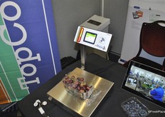 Topcontrol has a weighing machine that shows when the right weight has been reached. The worker has a tag to login and on a pc you can collect all information per worker.