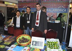 Arno van der Maden from CBI on the right with one of the three companies at the CBI booth.