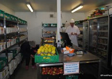 In this room a sample of all fruit is kept and stored under the same conditions as in the stores. This so they can measure the actual shelflife quality of each product. After the test is complete the fruit is sold to employees and the proceeds given to charity.
