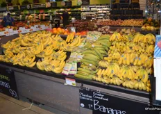 The customer can choose between organic and conventional bananas.