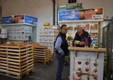 Peter Kuffer is the owner of wholesalecompany Hans Kuffere. In the picture he talks to Martin Oswald.