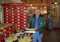 Sezgin Yildirim with Turkisch grapes of the brand Melisa in the stand of importer Or-pa.