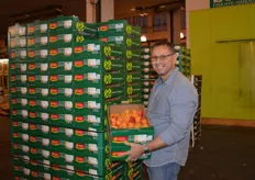 Michael Ecker from Ecker Früchte Handels-GmbH is presenting the fresh delivery of French apricots from the brand Fruits & Compagnie.