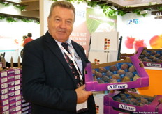 Yavuz Taner of Alanar (Turkey), he came to the fair alone and managed to welcome the nonstop flow of visitors everyday.
