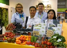 Helen Waterworth (Marketing Manager) and Malcolm McLean (General Manager - Fruit & Exports) of Perfection Fresh, Australia with Shenzen Pagoda Orchard team (China).